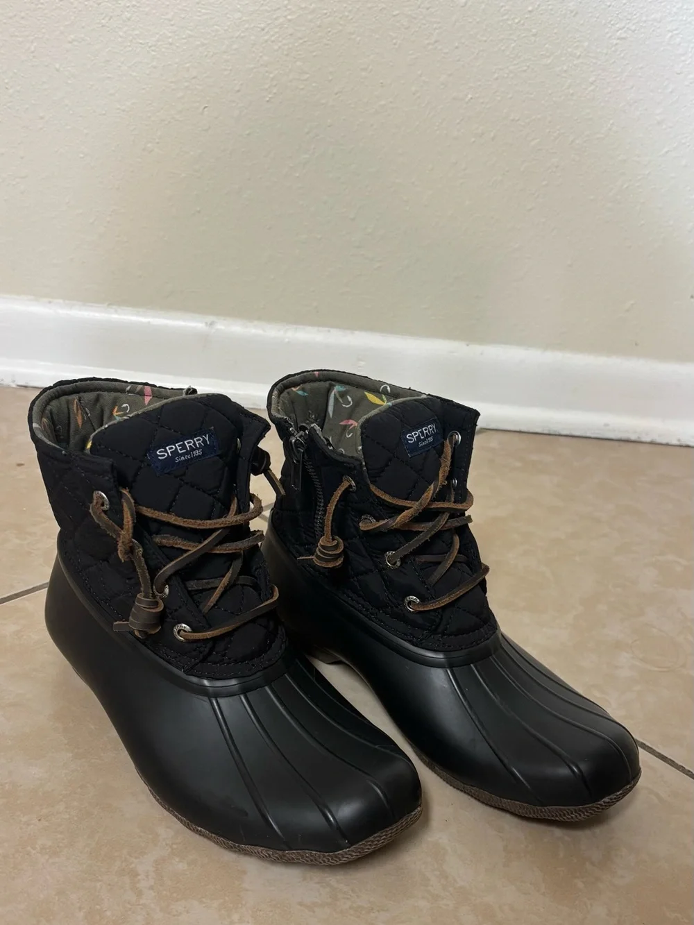 Women’s Sperry Black Quilted Lace-Up Duck Boots Size 7.5